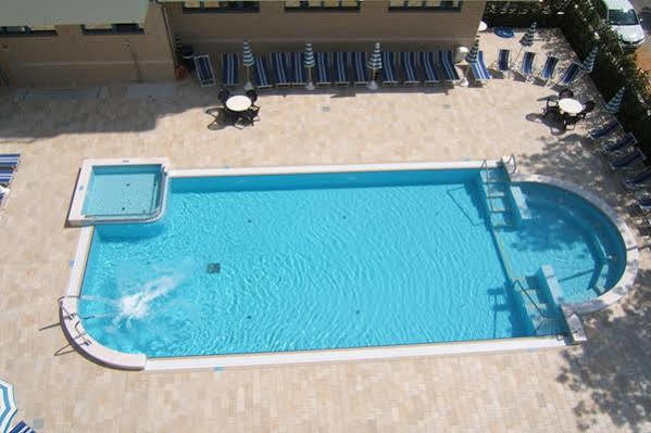 Hotel Miami ลิโดดิเยโซโล ภายนอก รูปภาพ